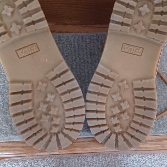 Gently worn Fila size5 1/2 - Picture 2 of 3